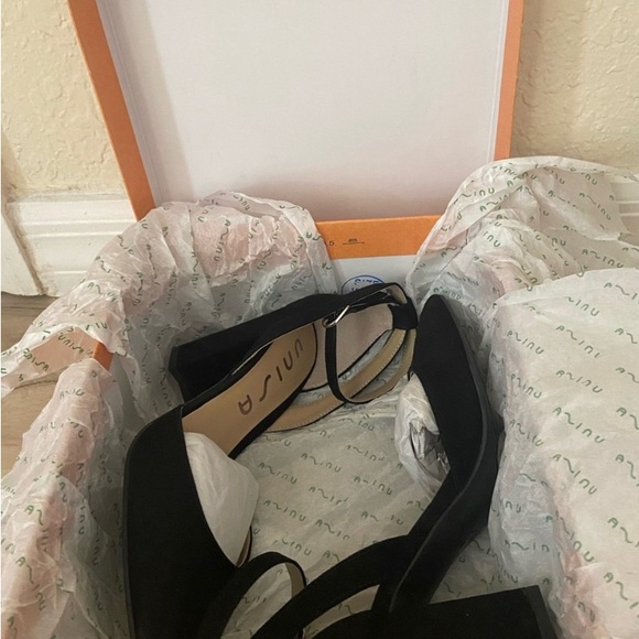 Like NEW Unisa Unmyia Black MicroSuede Block Heel. - Picture 4 of 6